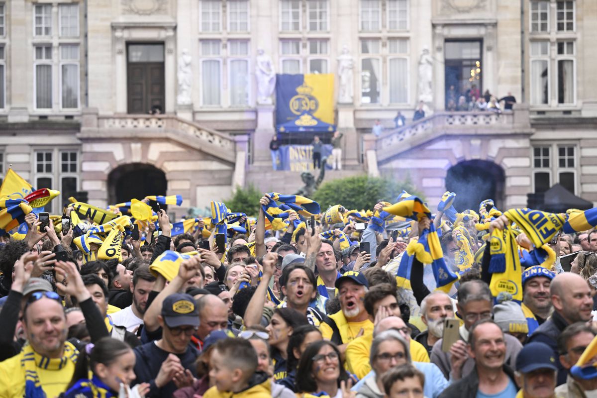 Imagini antologice: au cucerit titlul după 90 de ani, iar suporterii au invadat terenul