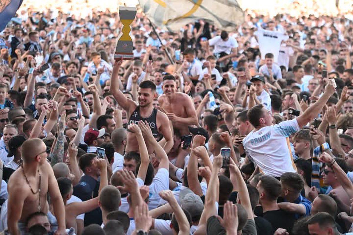 Nebunie! Fostul atacant de la Rapid a luat titlul ca antrenor, deși pornea cu a treia șansă! Trofeu adus cu elicopterul