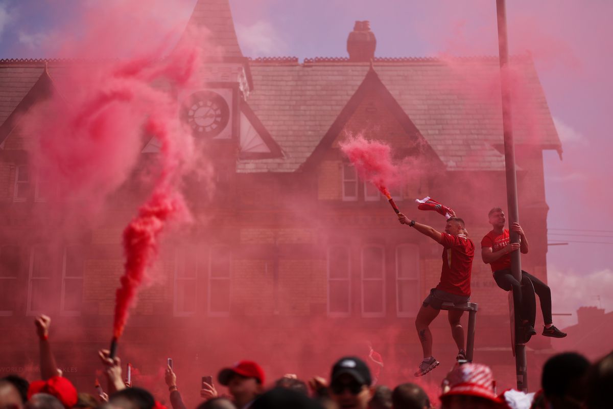 Liverpool a primit trofeul de campioană în Premier League, sub ochii lui Klopp + Gestul neașteptat aplaudat de întreg stadionul
