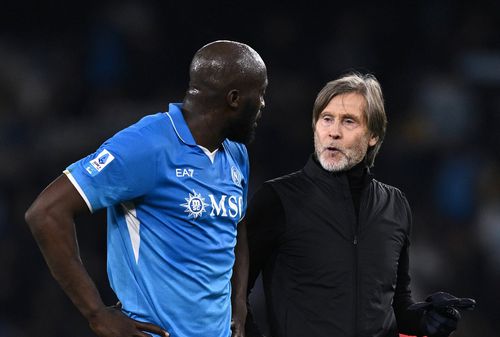 Romelu Lukaku (în dialog cu asistentul lui Conte, Lele Oriali) mai are contract cu Napoli până în 2027 / Foto: Imago