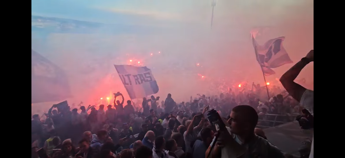 Nebunie! Fostul atacant de la Rapid a luat titlul ca antrenor, deși pornea cu a treia șansă! Trofeu adus cu elicopterul