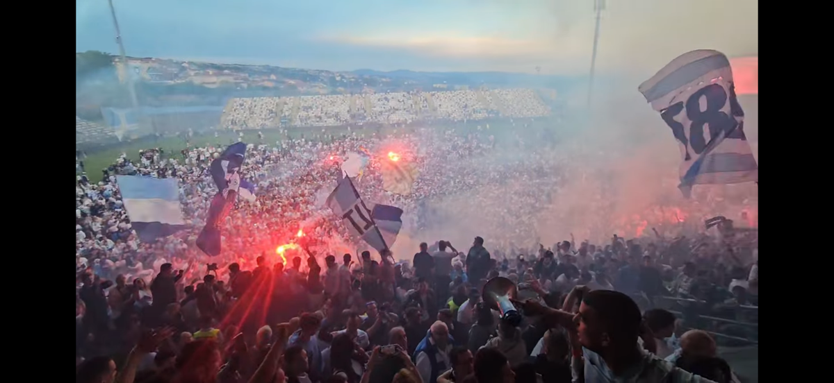 Nebunie! Fostul atacant de la Rapid a luat titlul ca antrenor, deși pornea cu a treia șansă! Trofeu adus cu elicopterul