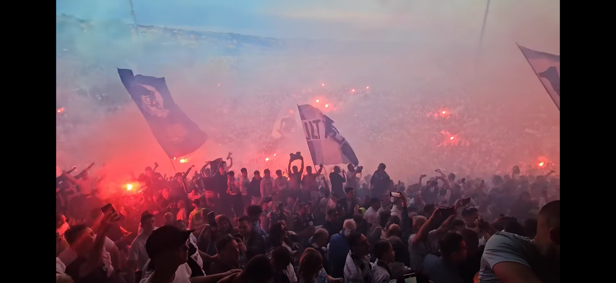 Nebunie! Fostul atacant de la Rapid a luat titlul ca antrenor, deși pornea cu a treia șansă! Trofeu adus cu elicopterul