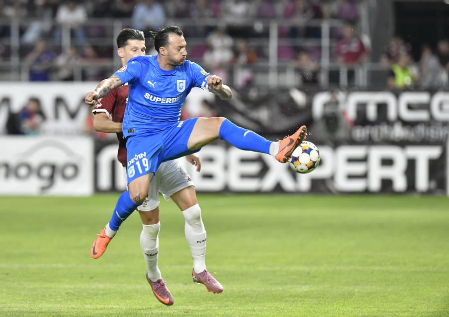Vasile Mogoș în acțiune Craiova a anunțat despărțirea de încă un fotbalist din echipa de titlu: „Vasile, tu ești buburuza noastră”