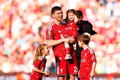 Andy Robertson, alături de familia sa pe Anfield, foto: Guliver/gettyimages
