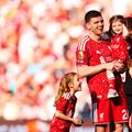 Andy Robertson, alături de familia sa pe Anfield, foto: Guliver/gettyimages
