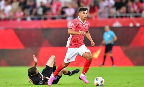 Alex Musi a venit vara trecută la Dinamo de la marea rivală. FCSB a plătit și un milion de euro „câinilor”, alegându-se în schimb cu Dennis Politic