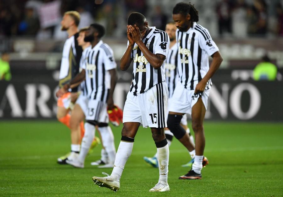 Jucătorii lui Juventus, cu capetele în pământ după egalul (2-2) cu Torino / Foto: GettyImages Un fan e în stare gravă după derby-ul amânat cu o oră » Out din Liga Campionilor, dar Luciano Spalletti rămâne!