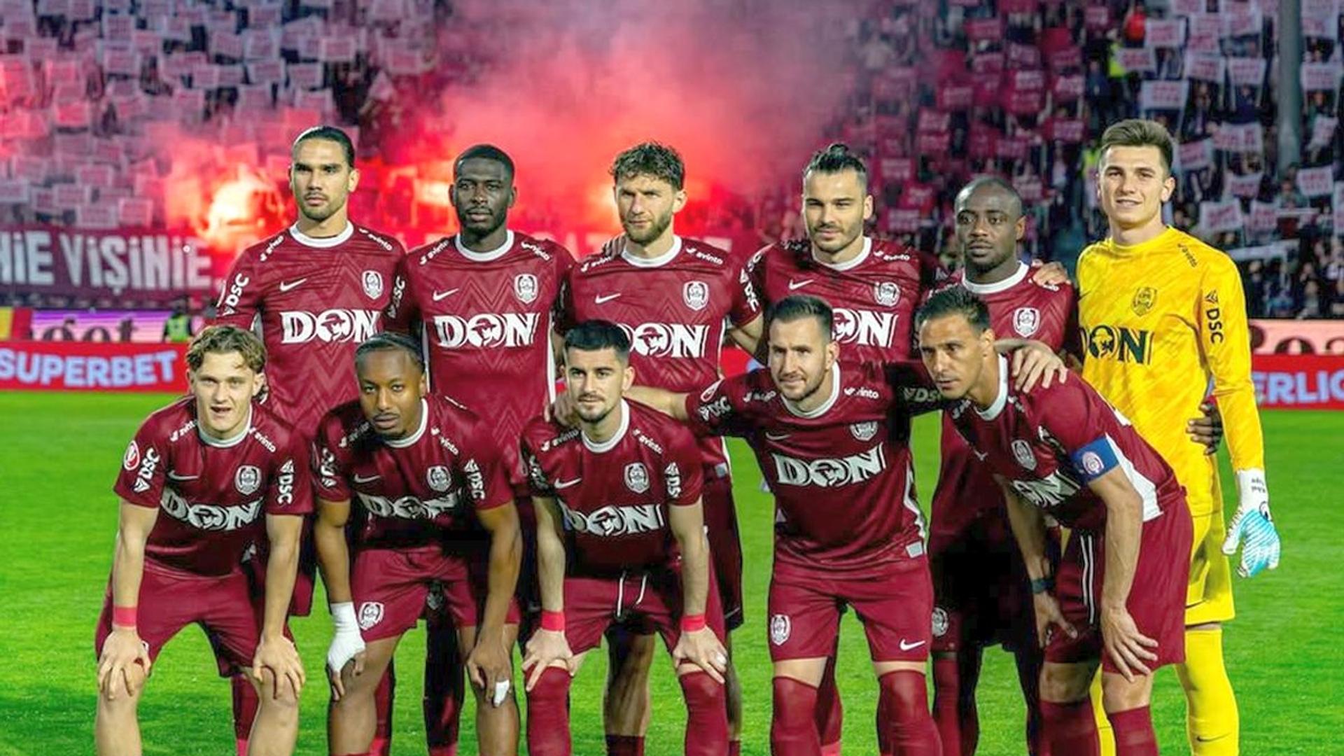 Adrian Păun primește fularul clubului și tricoul numărul 10 CFR Cluj de la Ciprian Deac, simbol al carierei sale la echipă. | sursa foto: Gazeta Sporturilor