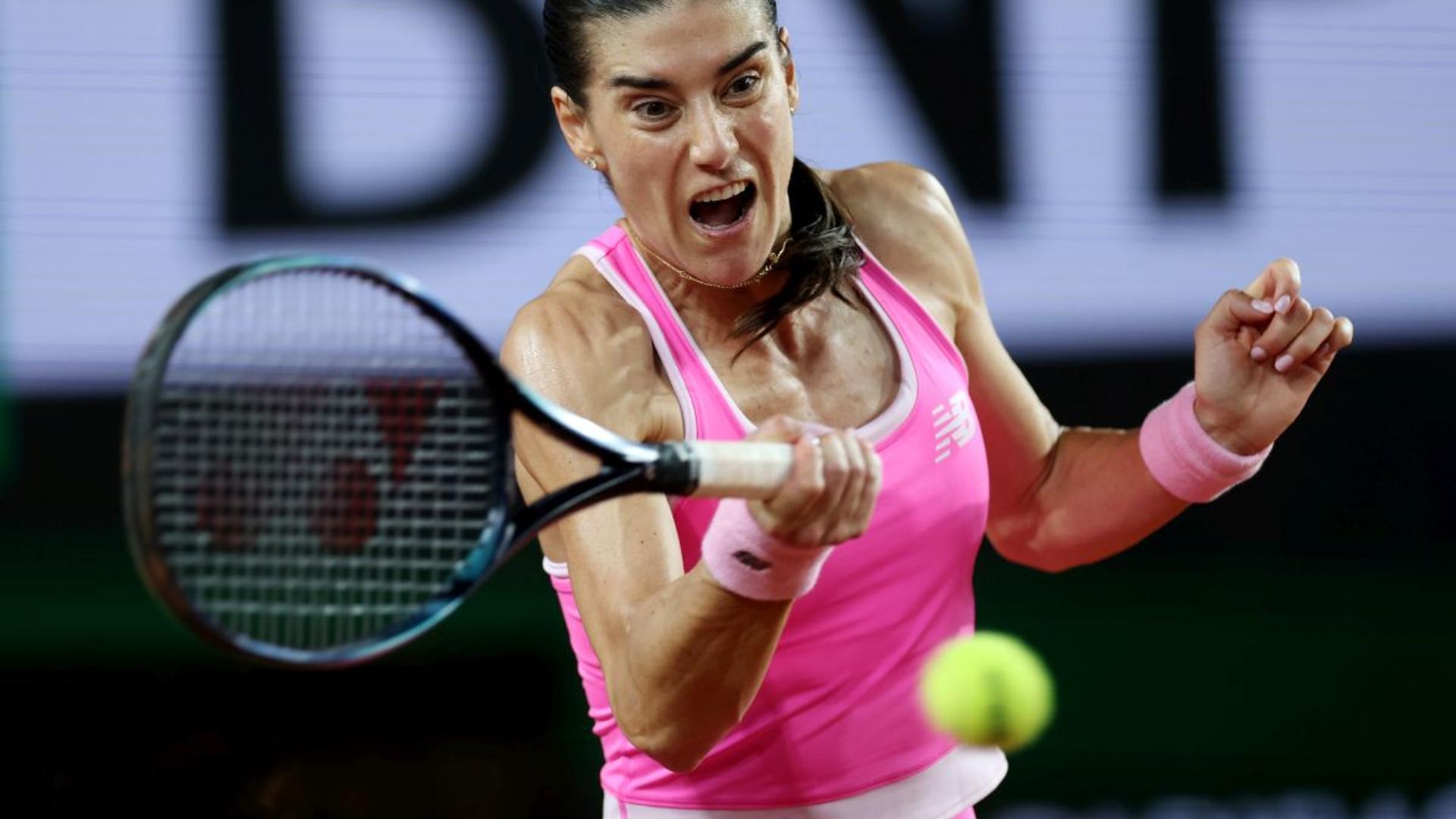 Sorana Cîrstea lovind mingea în timpul meciului din optimi Roland Garros pe terenul Suzanne-Lenglen, Roland Garros Sorana Cîrstea, meci Sorana Cîrstea | sursa foto: Gazeta Sporturilor Sorana Cîrstea lovind mingea în timpul meciului din optimi Roland Garros pe terenul Suzanne-Lenglen, Roland Garros Sorana Cîrstea, meci Sorana Cîrstea | sursa foto: Gazeta Sporturilor