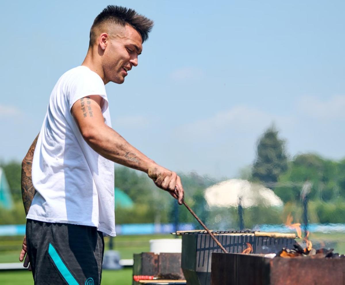 Au sfârâit grătarele » Party cu echipa lui Chivu și angajații