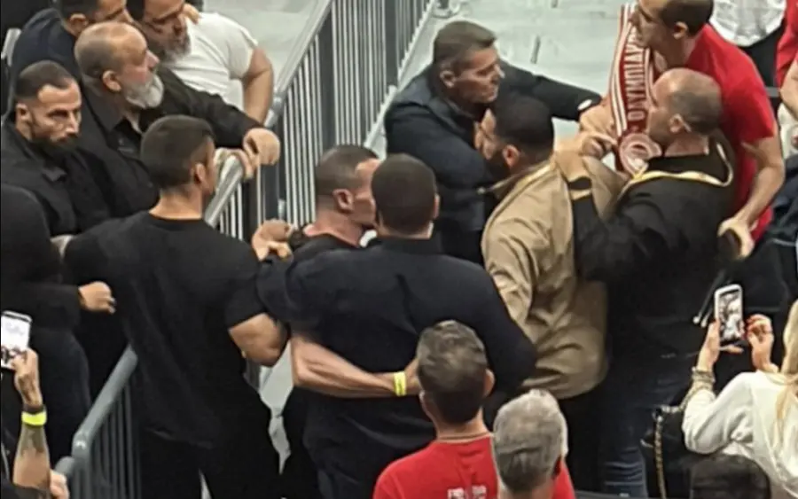 Grigoris Dimitriadis, în roșu, în dreapta imaginii Controversatul Evangelos Marinakis, „șifonat” în timpul finalei Euroligii » Scandal cu omul implicat în „Predatorgate”