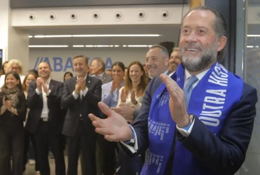 Juan Carlos Escotet (67 de ani), sărbătorind promovarea lui Deportivo la Coruna în La Liga Cine e miliardarul din spatele renașterii lui Deportivo la Coruna, proaspăt întoarsă în La Liga! Deține o avere de 4 miliarde: „Îmi respect promisiunile”