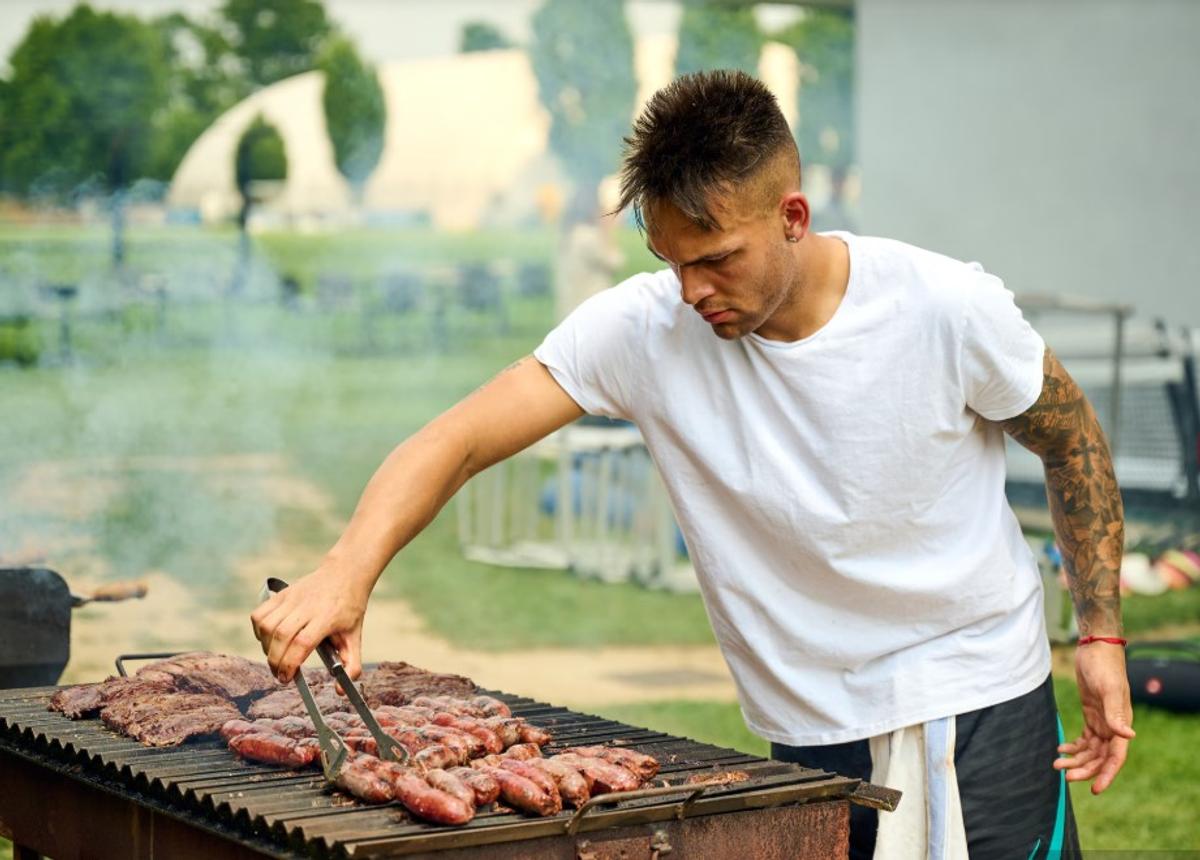 Au sfârâit grătarele » Party cu echipa lui Chivu și angajații
