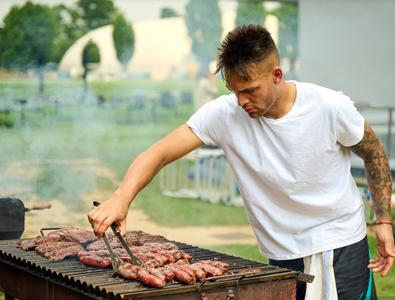 Au sfârâit grătarele » Party cu echipa lui Chivu și angajații