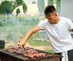 Imagini de arhivă din 2022 cu Lautaro Martinez, surprins în rolul de „șef al grătarelor”