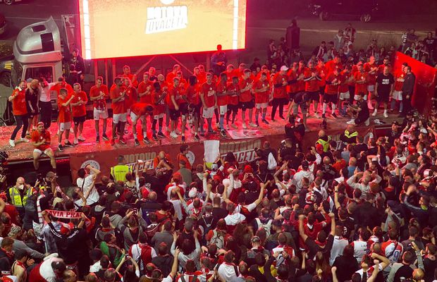 FOTO Stanciu a cântat după primul titlu în Cehia! Fiesta cu 4.000 de fani până spre miezul nopţii