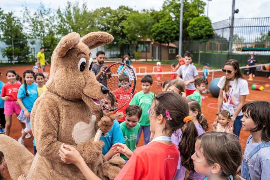 Soția lui Djokovic, Jelena (dreapta), și ea cu test pozitiv la coronavirus, a participat la Kid's Day