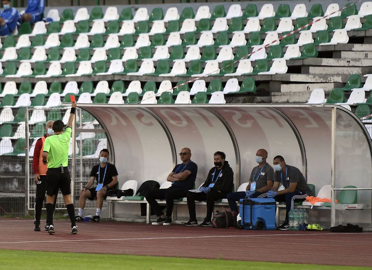 SEPSI - POLI IAȘI 5-1. Ce i-ar fi spus Leo Grozavu lui Hațegan înainte să fie trimis în tribună: „Faci numai circ”