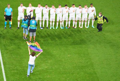 Un fan a pătruns pe teren înainte de Germania - Ungaria și a fluturat steagul LGBT în fața maghiarilor. Foto: Imago