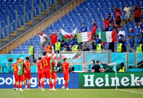 Doi fani galezi ce veneau din Baku, cu zbor prin Rusia, au fost blocați în Olanda și nu pot vedea meciul cu danezii. Foto: Imago