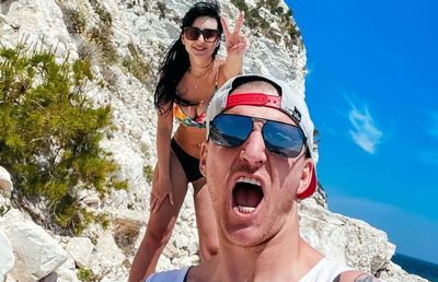 Ondrasek a negociat cu Becali de pe plajă! Cum arată soția noului atacant de la FCSB și de ce nu poate veni în România