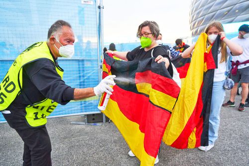 Steagurile fanilor germani au fost dat cu spray ignifug la Munchen, foto: imago