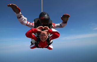 S-a deschis sezonul de parașutism la mare! Adrenalină și senzații tari pe litoral cu TNT Brothers