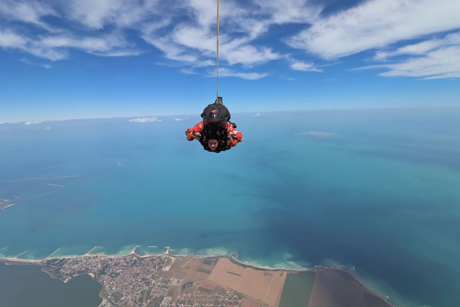 S-a deschis sezonul de parașutism la mare! Adrenalină și senzații tari pe litoral cu TNT Brothers