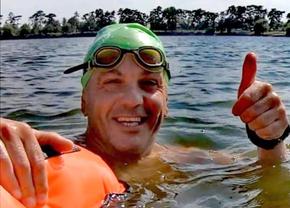 Fostul poloist Mihai Badea înoată pentru un teren de sport