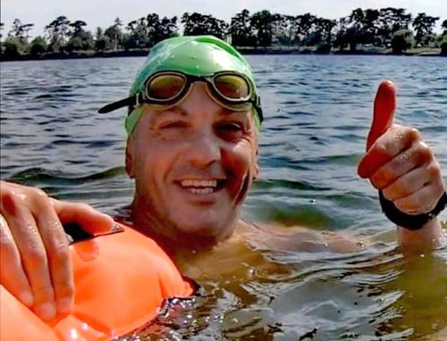 Fostul poloist Mihai Badea a înotat 10 ore pe braţul Borcea al Dunării pentru a strânge banii necesari construirii unui teren multisport pentru copiii din Dolj.