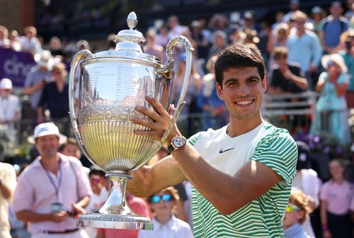 Carlos Alcaraz (20 de ani, 2 ATP) l-a învins pe Alex De Minaur (24 de ani, 18 ATP) în finala turneului de la Londra, scor 6-4, 6-4. Este primul titlu pe iarbă din cariera ibericului.