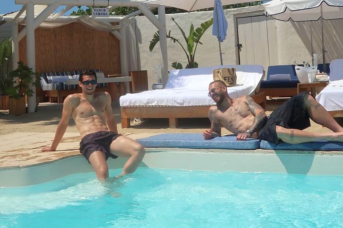 Denis Alibec s-a întâlnit în vacanța de pe Coasta de Azur cu starul lui Manchester City, iar fostul coleg l-a tachinat: „Ești 5 clase peste Grealish!”