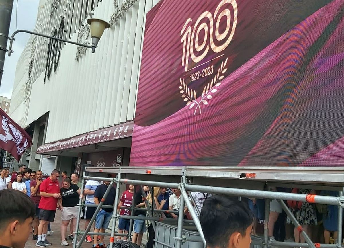 Rapid 100: Cântând în ploaie » Peste 8.000 de fani au sărbătorit centenarul în Giulești, în ciuda furtunii: spectacol cu legende, vedete, drone și artificii