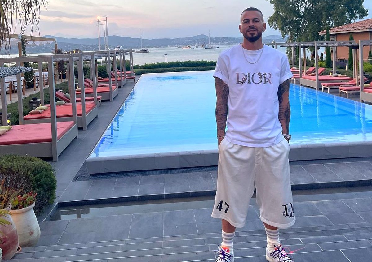 Denis Alibec s-a întâlnit în vacanța de pe Coasta de Azur cu starul lui Manchester City, iar fostul coleg l-a tachinat: „Ești 5 clase peste Grealish!”