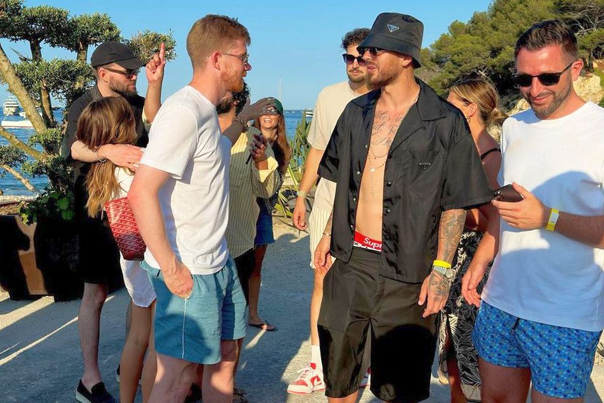 Denis Alibec s-a întâlnit în vacanța de pe Coasta de Azur cu starul lui Manchester City, iar fostul coleg l-a tachinat: „Ești 5 clase peste Grealish!”