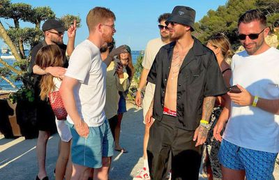 Denis Alibec s-a întâlnit în vacanța de pe Coasta de Azur cu starul lui Manchester City, iar fostul coleg l-a tachinat: „Ești 5 clase peste Grealish!”