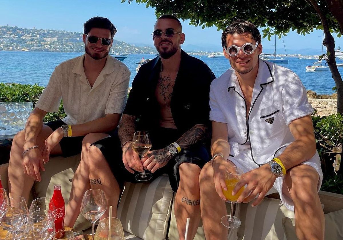 Denis Alibec s-a întâlnit în vacanța de pe Coasta de Azur cu starul lui Manchester City, iar fostul coleg l-a tachinat: „Ești 5 clase peste Grealish!”