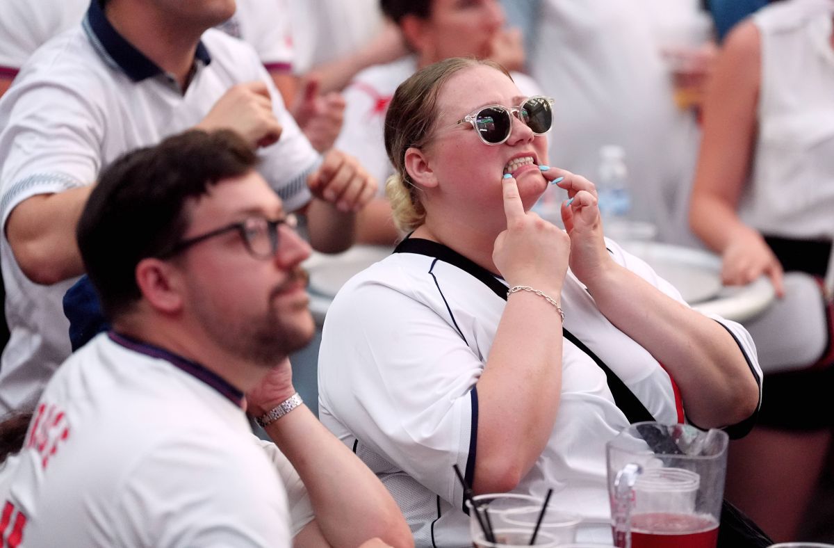 Suporterii Angliei, doborâți de plictiseală în meciul cu Slovenia! Imagini virale pe continent