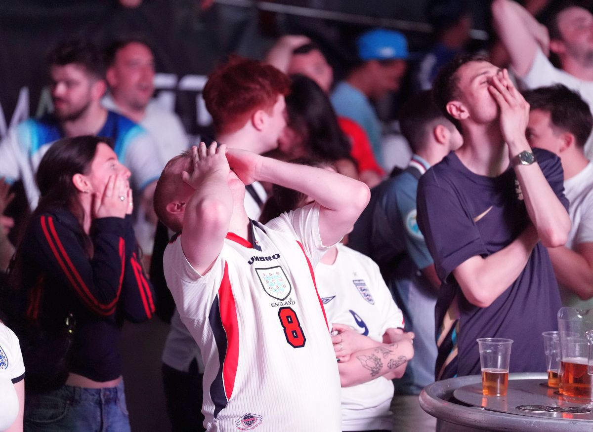 Suporterii Angliei, doborâți de plictiseală în meciul cu Slovenia! Imagini virale pe continent
