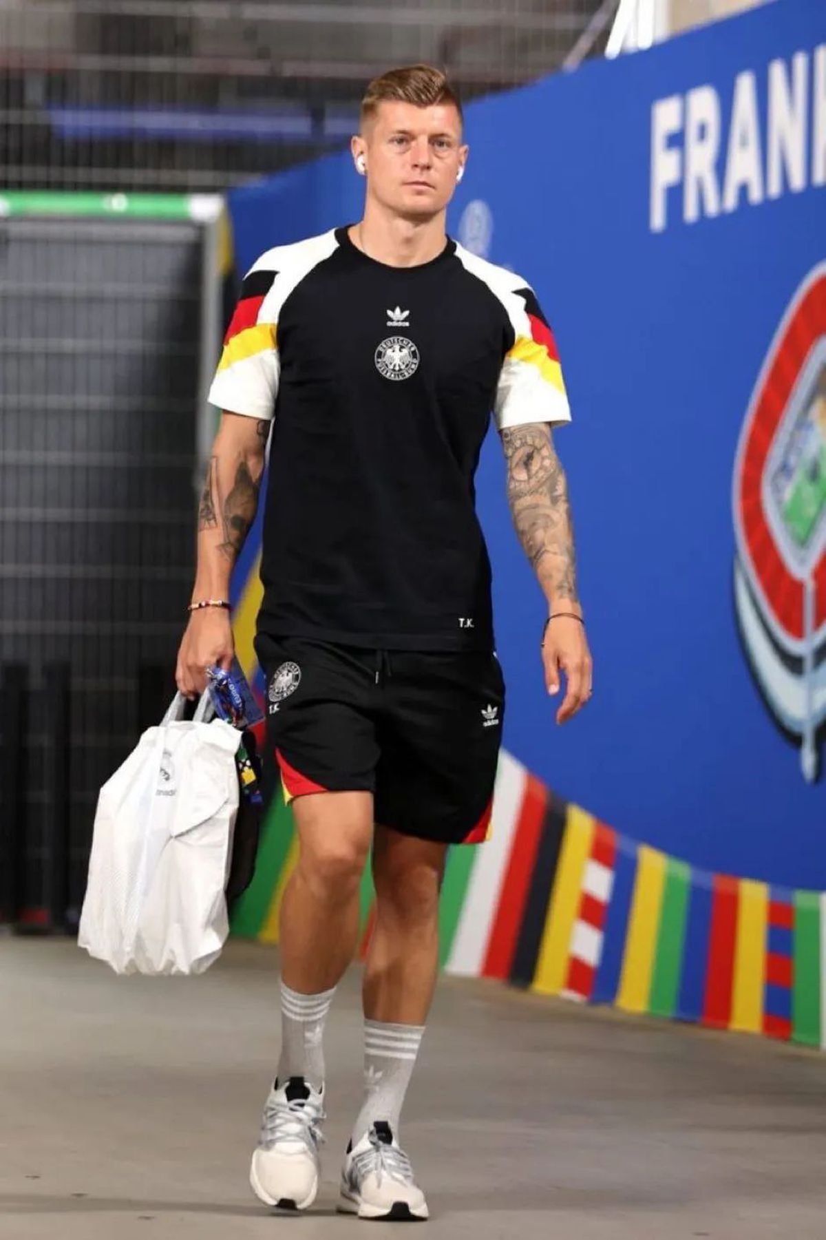 Toni Kroos, împotriva trendului: a coborât din autocar cu o pungă de plastic, fără Gucci sau Samsonite