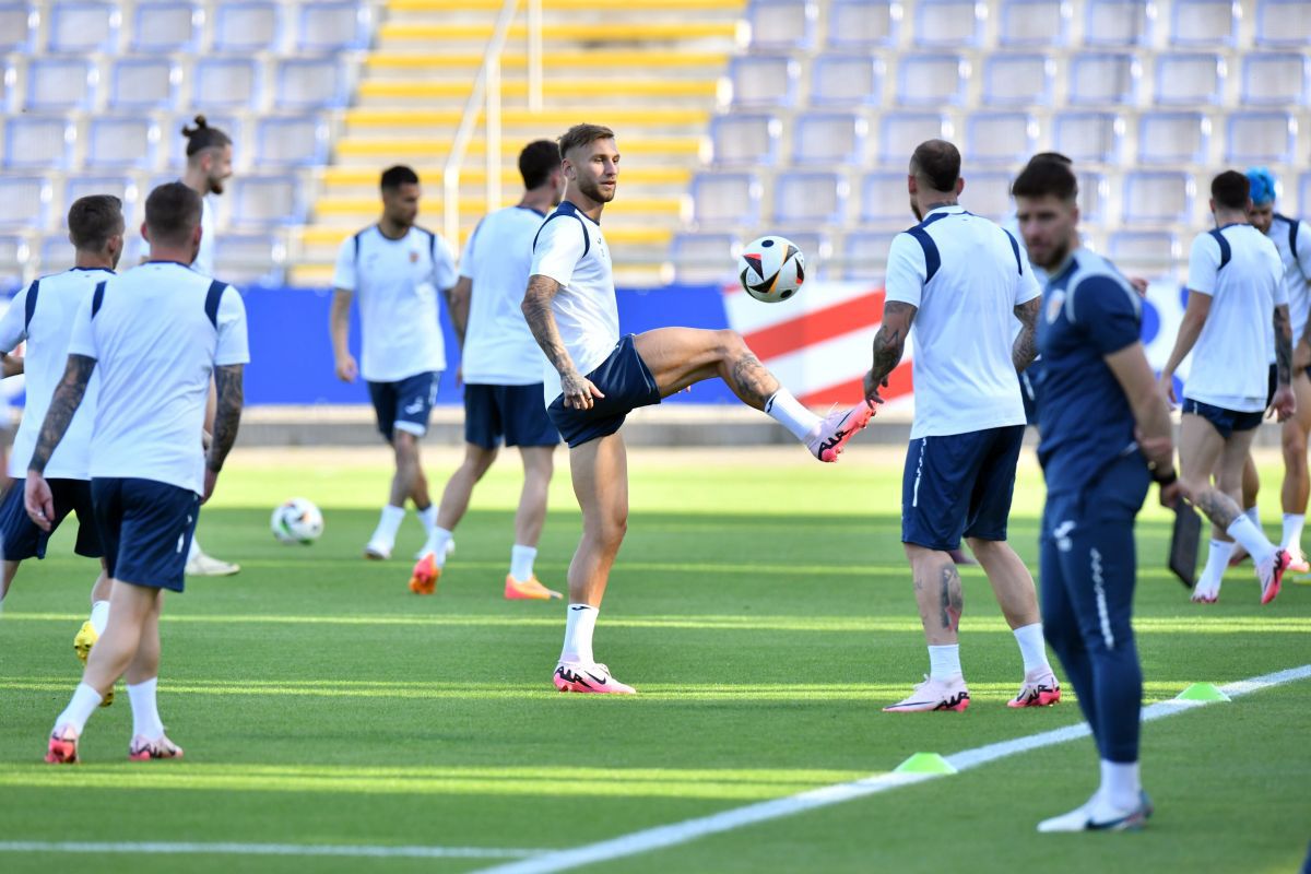 7 detalii de la ultimul antrenament „tricolor” înaintea decisivului cu Slovacia: ședință pe arena fetelor + tatuajul etalat de Coman, inspirat de Sorescu și Depay