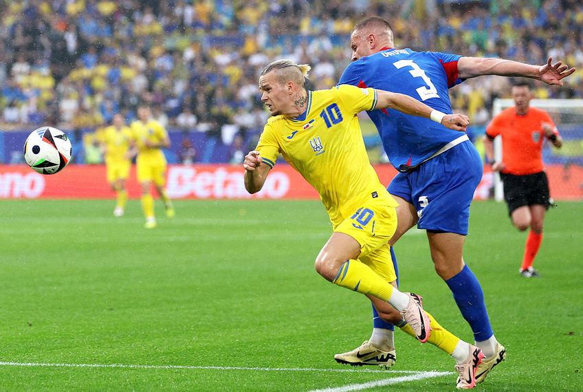 Denis Vavro, în albastru, este incert pentru meciul cu România // foto: Guliver/gettyimages