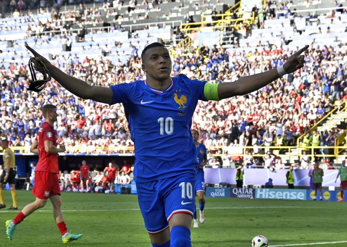 Probleme pentru Mbappe! Căpitanul Franței a schimbat deja trei măști: „Când transpiră, i se lipește de față"