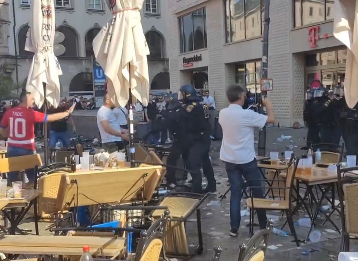 Prăpăd pe străzi! Ultrașii Serbiei, conflict cu forțele de ordine, înaintea meciului cu Danemarca