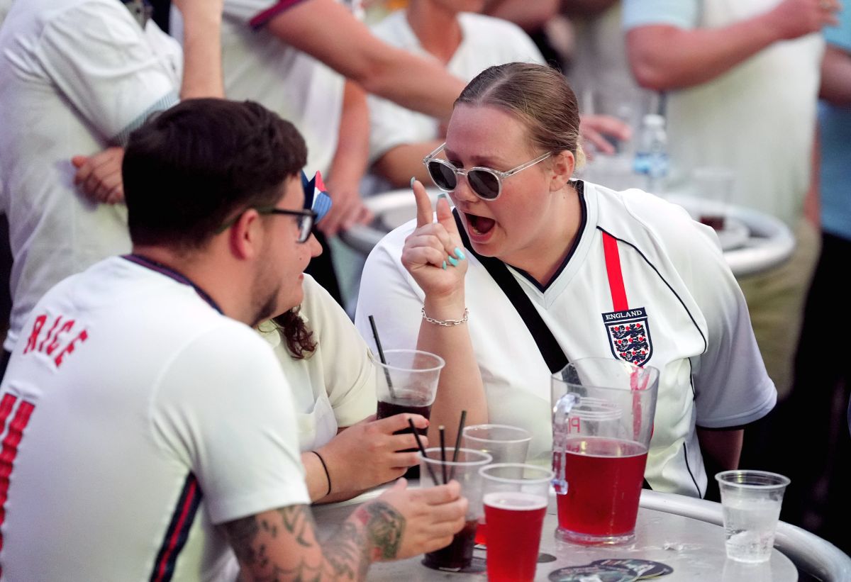 Suporterii Angliei, doborâți de plictiseală în meciul cu Slovenia! Imagini virale pe continent