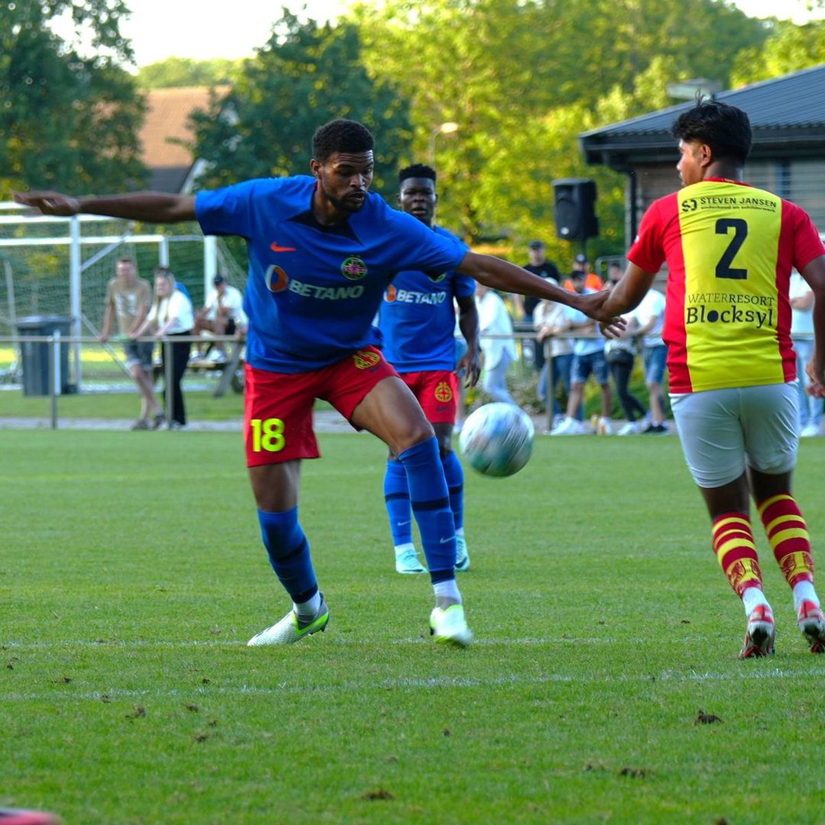FCSB s-a distrat în primul amical din Olanda, 8-0 cu Apeldoorn. Foto: Instagram @fcsbofficial