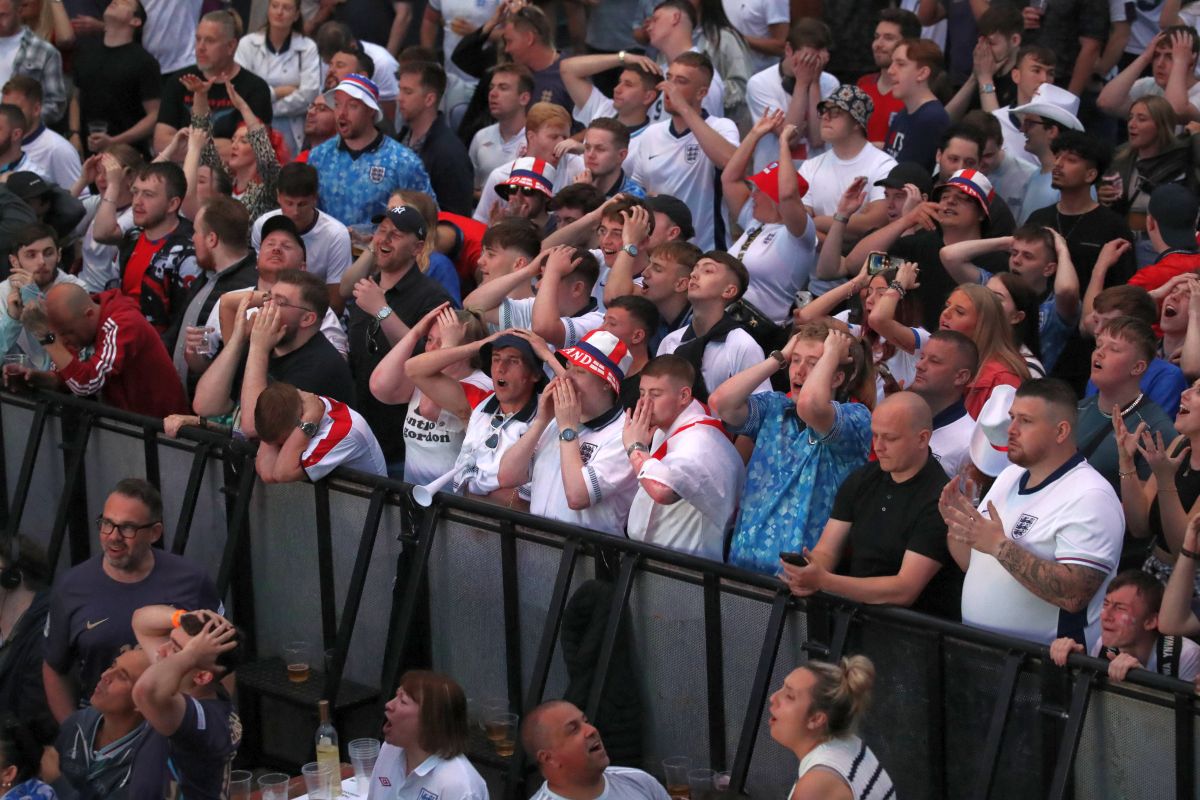 Suporterii Angliei, doborâți de plictiseală în meciul cu Slovenia! Imagini virale pe continent