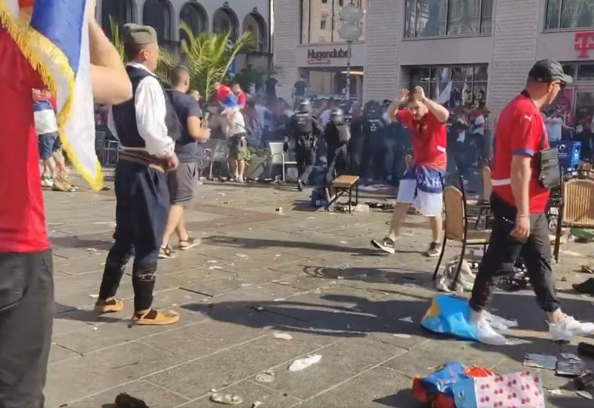 Prăpăd pe străzi! Ultrașii Serbiei, conflict cu forțele de ordine, înaintea meciului cu Danemarca
