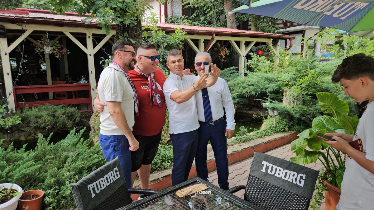 Imagini de la aniversarea de 101 de ani a Rapidului » Momente tari surprinse de GSP: show la microfon, dedicații de la „Bocciu” și Miță Iosif + Rapidiștii au sărit în piscină